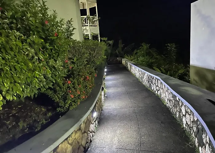 Hummingbird Retreat - Luxury Oceanview Apt, 7-minute Walk To * Ocho Ríos