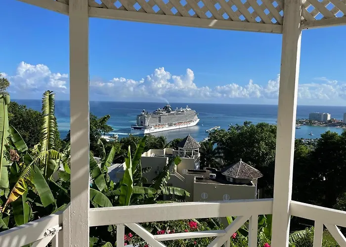 Hummingbird Retreat - Luxury Oceanview Apt, 7-minute Walk To * Ocho Rios