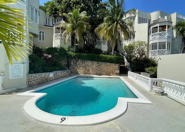 Hummingbird Retreat - Luxury Oceanview Apt, 7-minute Walk To *