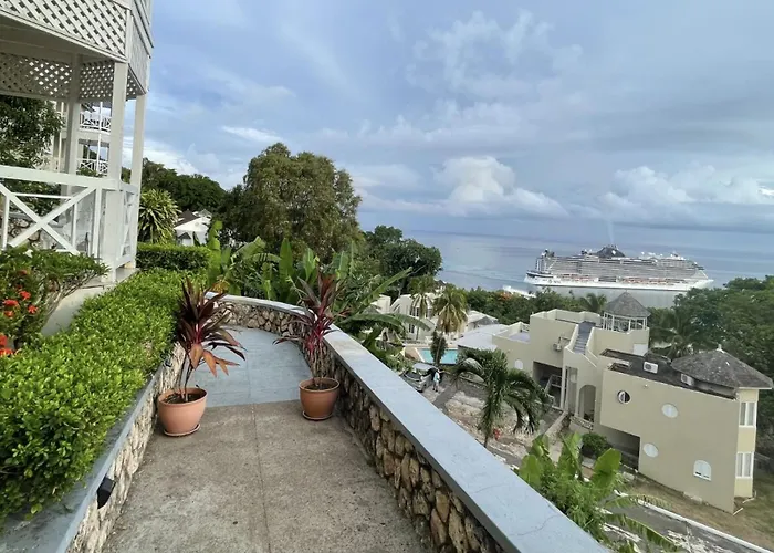Hummingbird Retreat - Luxury Oceanview Apt, 7-minute Walk To