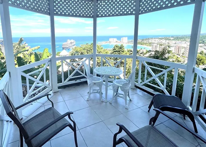 Hummingbird Retreat - Luxury Oceanview Apt, 7-minute Walk To Ocho Ríos
