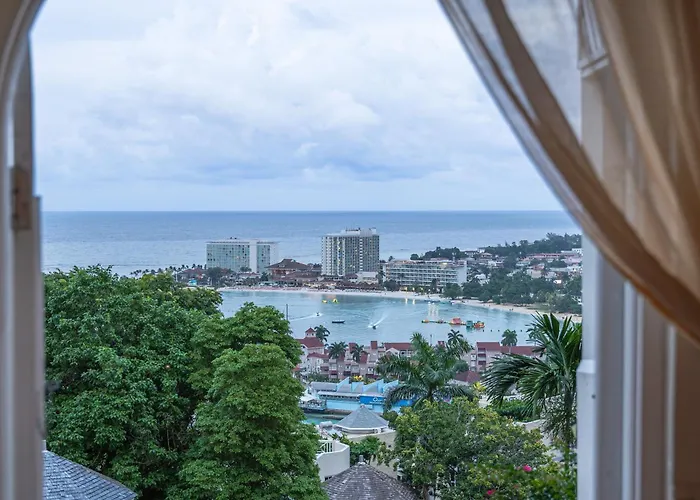 Hummingbird Retreat - Luxury Oceanview Apt, 7-minute Walk To * Ocho Ríos
